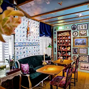 3* Otel Rosalia's Menagerie Cocktail Bar & Innupstairs